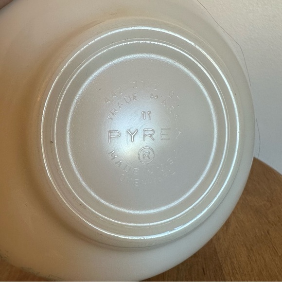 SOLD- Vintage Pyrex 442 Amish  Butterprint Cinderella 1.5 QT White Mixing Bowl - Picture 14 of 16